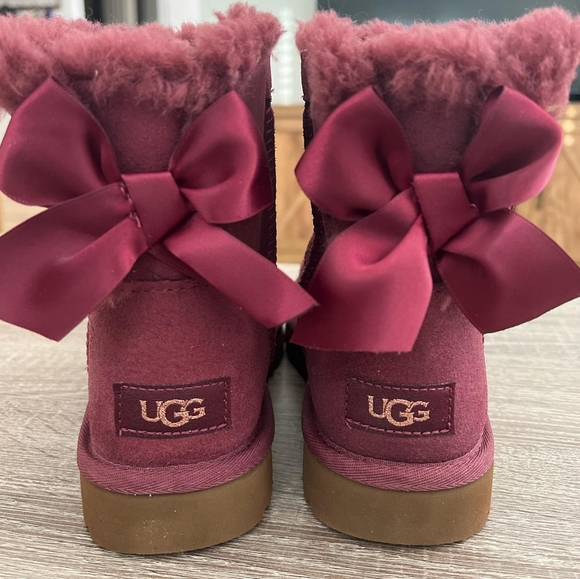 NWT Ugg Boots with Bow - Picture 2 of 4